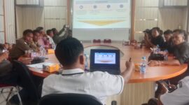 Kabid SMP Disdikbud Rohil Retno Ketika Menyampaikan Kata Sambutan Sosialisasi SPMB di hadapan LSM dan Wartawan, Rabu (25/06/2025). 
