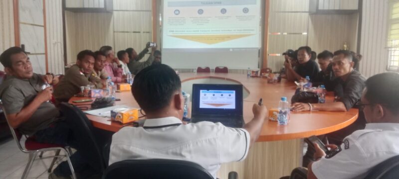 Kabid SMP Disdikbud Rohil Retno Ketika Menyampaikan Kata Sambutan Sosialisasi SPMB di hadapan LSM dan Wartawan, Rabu (25/06/2025). 