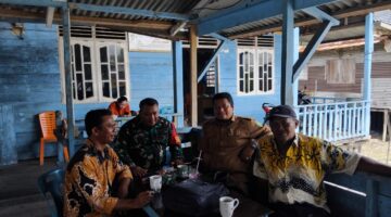 Tingkatkan Hubungan Silaturahmi,Babinsa Koramil 04/Kubu Komsos Dengan Warga.