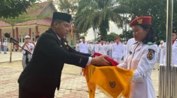 SMA Negeri 13 Pekanbaru Gelar Upacara Bendera HUT RI ke-80 dengan Semangat dan Hikmah