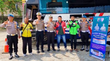 Polres Pelalawan Gelar Perpanjangan SIM Gratis, Bansos dan Program Green Policing Bersama Komunitas Ojek Online