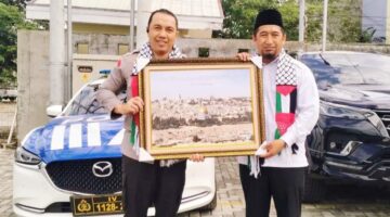 Pemberian Sertifikat Penghargaan dari KNRP Riau kepada Kapolresta Pekanbaru