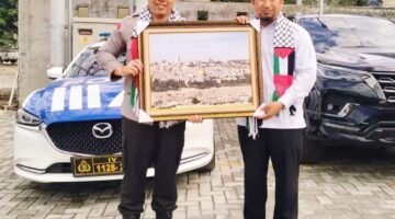 Pemberian Sertifikat Penghargaan dari KNRP Riau kepada Kapolresta Pekanbaru