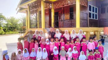 Kades Banglas Perkenalkan Budaya Melayu kepada Anak-anak PAUD Bestari