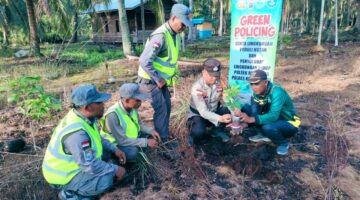 Polsek Rangsang Gandeng Satlinmas Tanam Pohon Dukung Green Policing