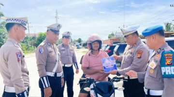 Satlantas Polres Siak Gelar Pemasangan Stiker & Pembagian Leaflet Operasi Zebra LK 2025 di Kandis