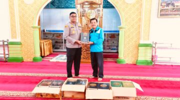 75 Al-Qur’an di-Berikan Kapolres Kampar: Eratkan Silaturahmi dengan Masjid Al-Ikhlas