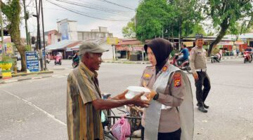 Kasat Lantas Polres Kampar Pimpin Jumat Berkah, Sentuh Hati Pengguna Jalan
