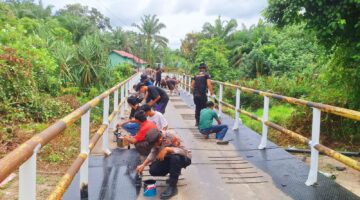 Personel Polsek Koto Gasib, Polda Riau  Gotong Royong Hari ke Empat, Renovasi Jembatan Sungai Penyengat Terus Dikebut