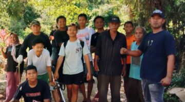 Sambut Datangnya Bulan Suci Ramadhan, ketua RT 02 Bersama Warga Beran gotong Royong Bersihkan Pemakaman Umum 