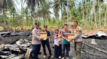 Polsek Rangsang Salurkan 2 Peket Sembako Musibah Kebakaran Rumah
