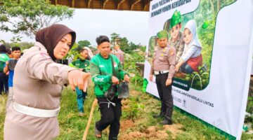 Ditlantas Polda Riau dan Gerkatin Kolaborasi Tanam Pohon di Tepian Sungai Siak, Wujudkan Lingkungan Hijau dan Berkelanjutan 
