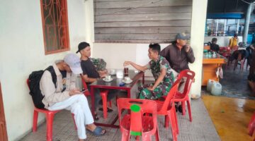 Jagah Kondusifitas Wilayah, Babinsa Koramil 04/Kubu Komsos Dengan Warga.