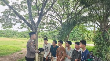 Sambang Warga, Bhabinkamtibmas Brigadir Zainudin Usman,SH Beri Himbauan Dan Nasehat Pada Remaja.