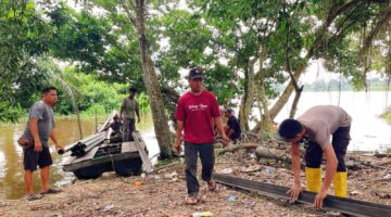 Kapolsek Teluk Meranti Apresiasi,  Menyusuri Sungai Kampar, Material Jembatan Tiba di Desa Pangkalan Terap