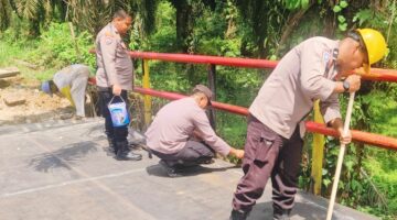 Semangat Personil Polda Riau dan Polres Kampar, Selesaikan 3 Jembatan di Kuok, Progres Tertinggi Capai 70%