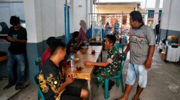 Tingkatkan Hubungan Silaturahmi, Babinsa Koramil 04/Kubu Giat Komsos.