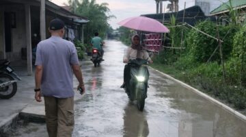 Dinas PUPR Rohil Turun Langsung ke Bagan Punak Pesisir, Tinjau Banjir Air Pasang yang Rendam Jalan Warga