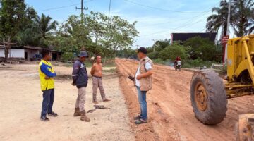 Pastikan Kualitas Infrastruktur, Kadis PUPR Rohil Kawal Langsung Pemeliharaan Jalan Tugu Tani–Simpang Tangki