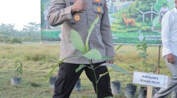 Kapolres Rohil Gelar Aksi Green Policing, Tanam 12 Pohon Sambut Hari Pohon Sedunia.