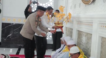 KAPOLRES ROHIL BERSAMA WAKIL BUPATI HADIRI DAN LEPAS KEBERANGKATAN CALON JAMAAH HAJI PANIPAHAN