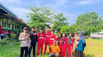 POLSEK TELUK MERANTI TANAM POHON BERSAMA PELAJAR, WUJUDKAN KEPEDULIAN LINGKUNGAN SEJAK DINI