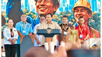 HARI BURUH DI MONAS, PRABOWO TETAPKAN MARSINAH PAHLAWAN NASIONAL & SAHKAN UU PPRT