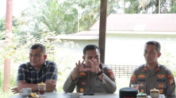 Waka Polres Rohil Laksanakan Cooling Syistem Pasca Aksi Spontanitas Warga Terhadap Rumah Terduga Bandar Narkoba.