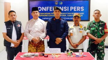 KONFERENSI PERS DI LAPAS SELATPANJANG, KETUA LAMR MERANTI BERI NASIHAT ADAT KE WARGA BINAAN