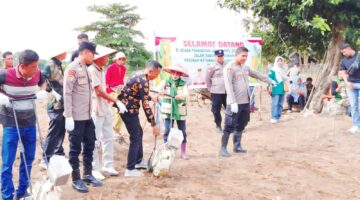 Lahan Kosong di Desa Sikak Kini Produktif, Polsek Cerenti Pimpin Tanam Jagung Bersama Warga