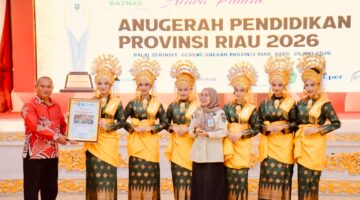 Dewan Pendidikan Riau Anugerahkan Penghargaan ke Sanggar Tari Gelora Seni 9 SMAN 9 Pekanbaru