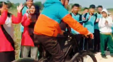 Kadisdik Riau Gowes ke SMAN 17 Pekanbaru, Panen Ubi dan Tanam Pohon Dorong Sekolah Hijau