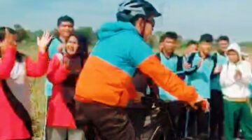 Kadisdik Riau Gowes ke SMAN 17 Pekanbaru, Panen Ubi dan Tanam Pohon Dorong Sekolah Hijau