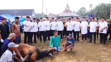 Tebar Kepedulian di Hari Raya, Kapolri & Kapolda Riau Salurkan Kurban Lewat Ponpes UAS