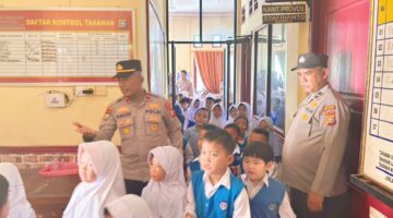 Jadi Guru Sehari, Polsek Sabak Auh Ajak 50 Murid TK Tanam Pohon & Kenal Rambu Lalin 