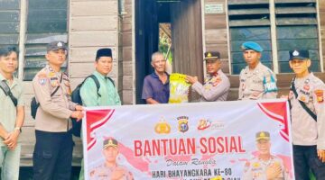 Hut Bhayangkara ke-80, Polsek Sabak Auh Turun Bagi Sembako ke Warga Selat Guntung