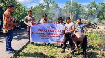 Polres Meranti Gotong Royong Bersihkan Pasar Sambut Bhayangkara ke-80