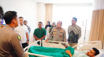 Turun Langsung ke RS Awal Bros, Kapolda Riau Pastikan Penanganan Mahasiswa Luka Demo  