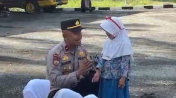 Jadi Guru Sehari, Polsek Sabak Auh Ajak 50 Murid TK Tanam Pohon & Kenal Rambu Lalin