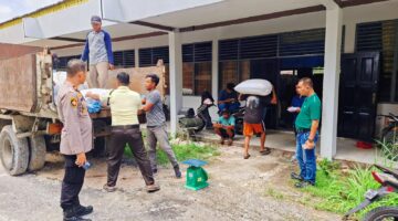 Ketahanan Pangan: Polsek Tapung Hilir Kawal Muat Jagung ke Gudang Bulog