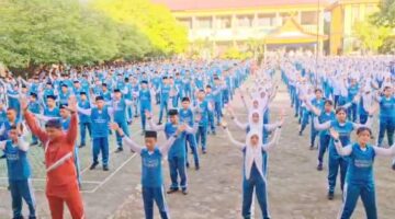 Ratusan Gerakan Kompak, SMPN 4 Pekanbaru Rayakan Hari Anak Nasional dengan Senam dan Sarapan Sehat