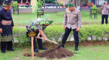 Penanaman Pohon Bersama di  Mapolda Riau, Komjen Chrysnanda: Jaga Lingkungan Tugas Bersama.