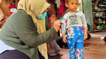 Timbang Berat badan Balita, KKN UNRI Turun ke Desa Pematang 