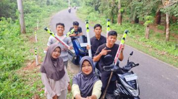 Sinergi Mahasiswa KKN UNRI dan Warga Pasang Delineator di Pulau Madinah