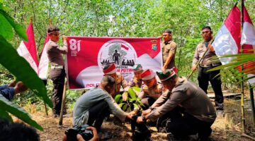 Bakti Merah Putih, Dirlantas Riau Tanam Pohon di Inhu Hijaukan Pedalaman 