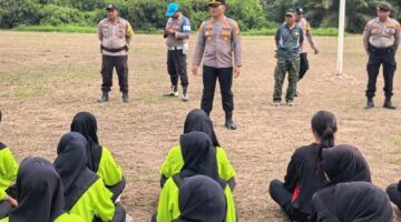 Kapolsek Kubu Beri Arahan Dan Pembinaan Pada Paskibrakan Kubu-Kuba Saat Latihan Bersama.