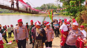 Menyebrang Sungai, Polri Hadir di Pelosok Kampar Kiri Hulu