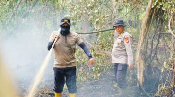 Enam Hari di Lokasi Karhutla, Kapolres Meranti Pimpin Pemadaman