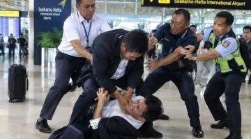 Wakil Rakyat Cekik Wakil Rakyat: Aksi Memalukan Anggota DPRD Pekanbaru di Bandara Jadi Tontonan Publik